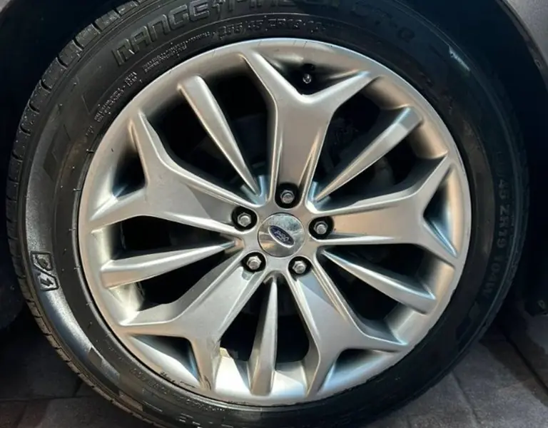 Clean glossy wheel after detailing